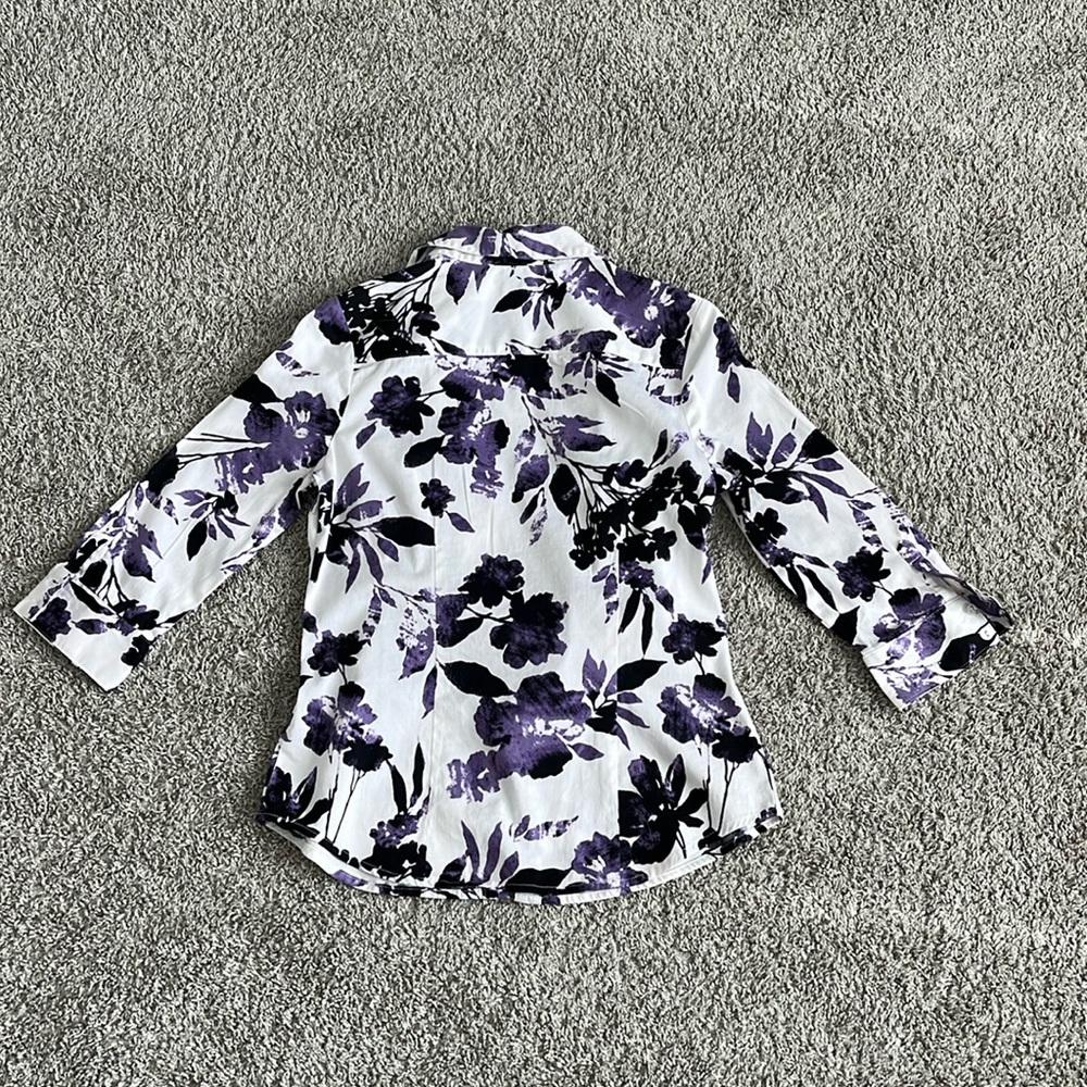 Beautiful floral stretchy button up shirt